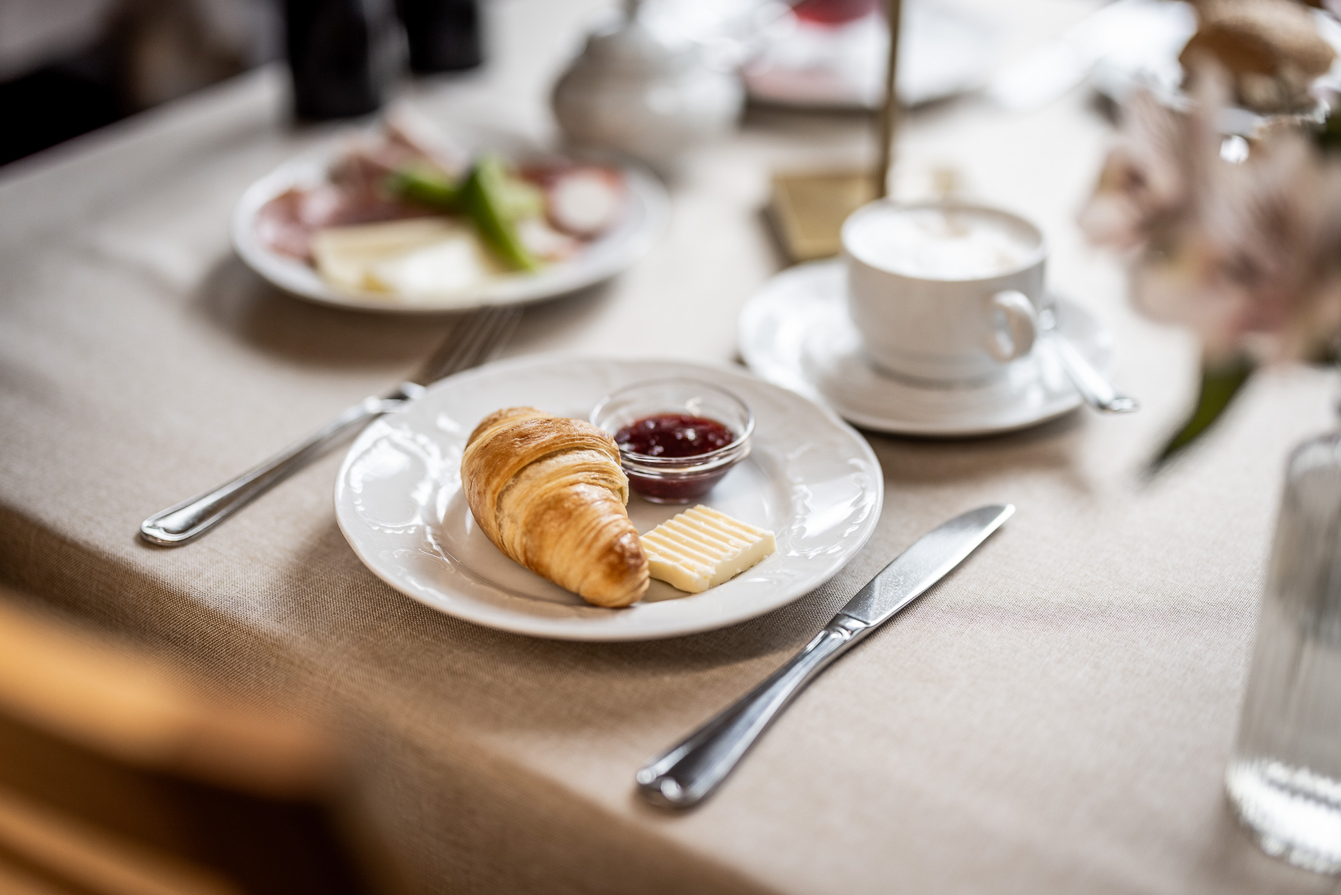 Frühstück mit Schokocroissant